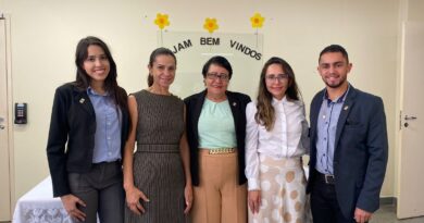 Presidente da Câmara homenageia a juíza Drª Luciana Oliveira com menção honrosa pelos serviços prestados na comarca do município.